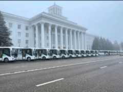 В Кабардино-Балкарии продолжается модернизация общественного транспорта   В рамках федерального проекта «Развитие общественного транспорта» нацпроекта «Инфраструктура для жизни» в 2026 году в республику поступят 16 новых автобусов среднего класса.  Контра