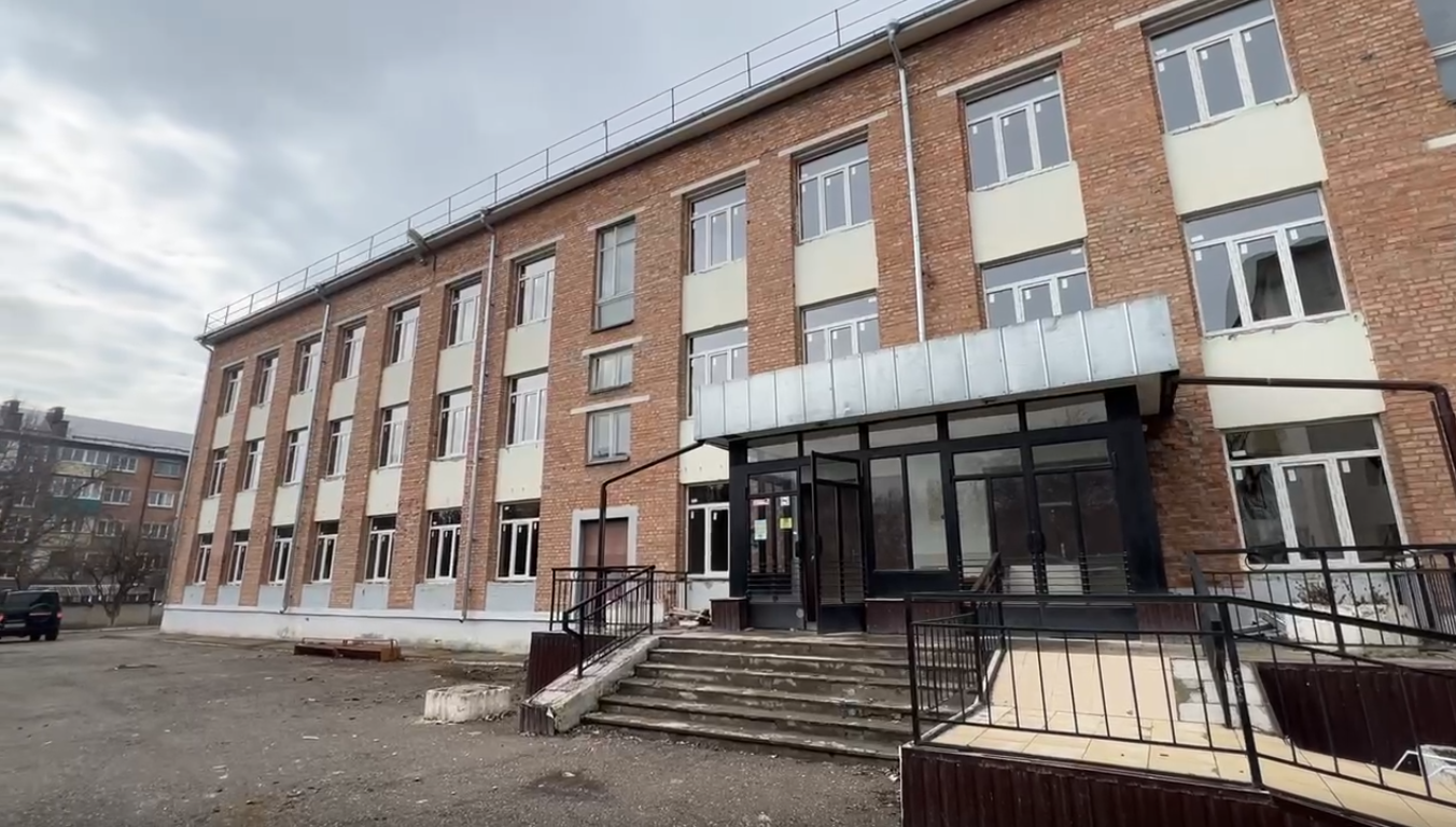Глава КБР Казбек Коков проинспектировал ход капитального ремонта в прохладненской школе