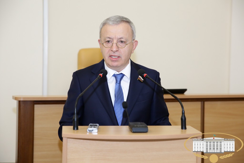 Итоги весенней сессии: сенатор РФ Мухарбий Ульбашев проинформировал депутатов о деятельности