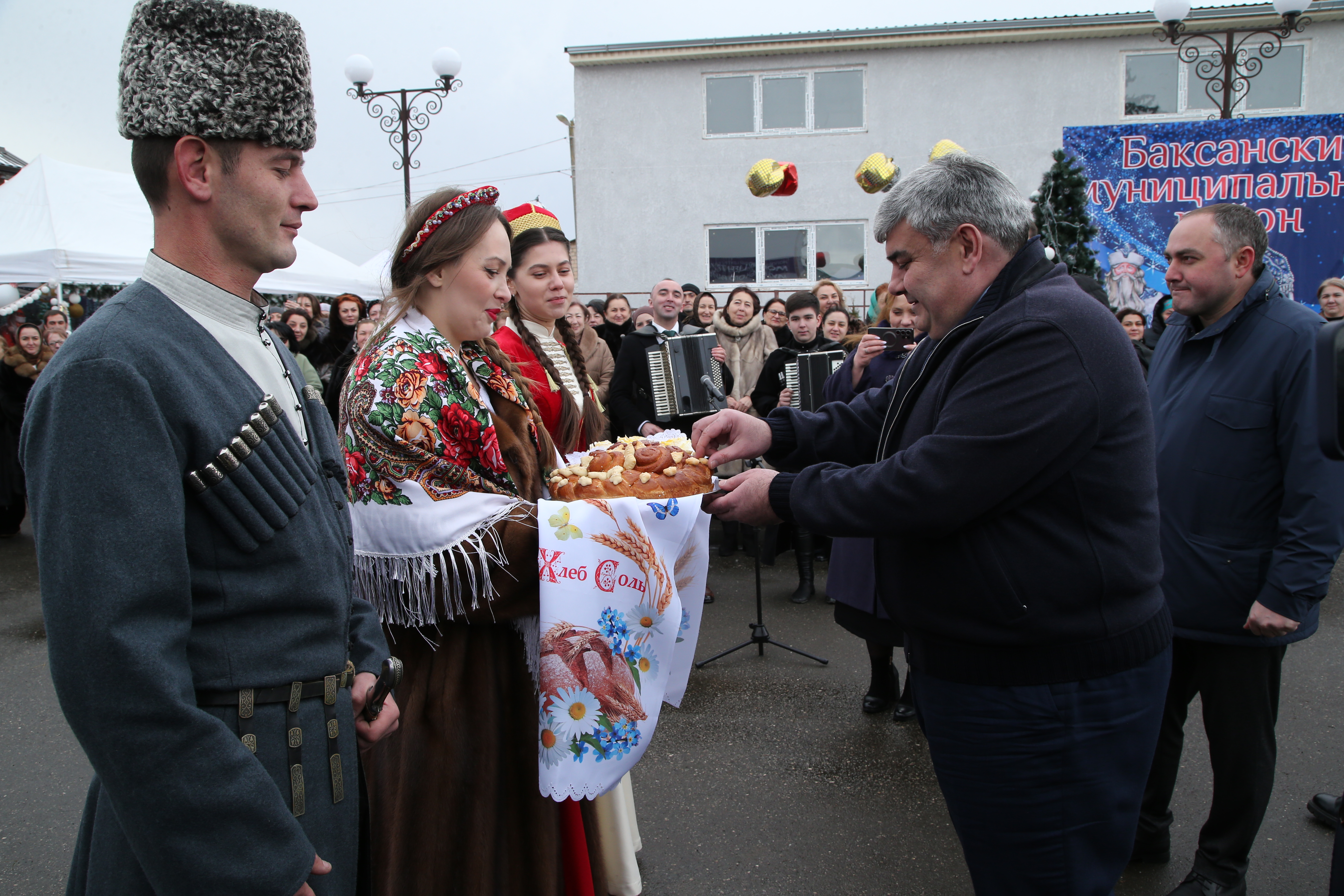 Глава КБР Казбек Коков принял участие в открытии Молодежного центра в Атажукино