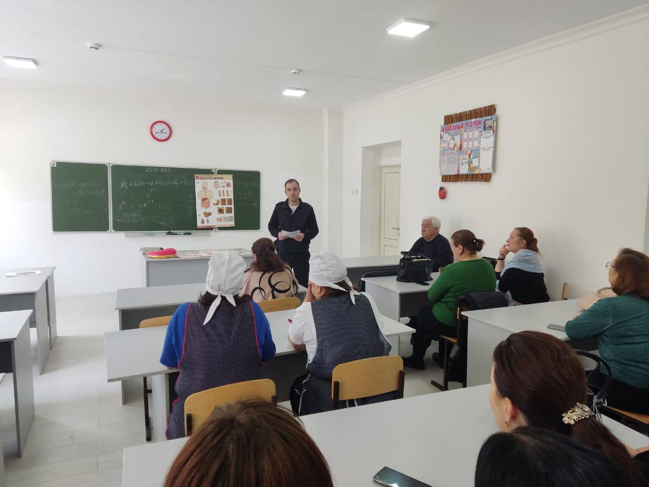 В целях профилактики преступлений, совершаемых с использованием IТ-технологий, особенно в отношении лиц пожилого возраста, участковые уполномоченные полиции Отдела МВД России по Черекскому району КБР, на обслуживаемых административных участках напомнили о