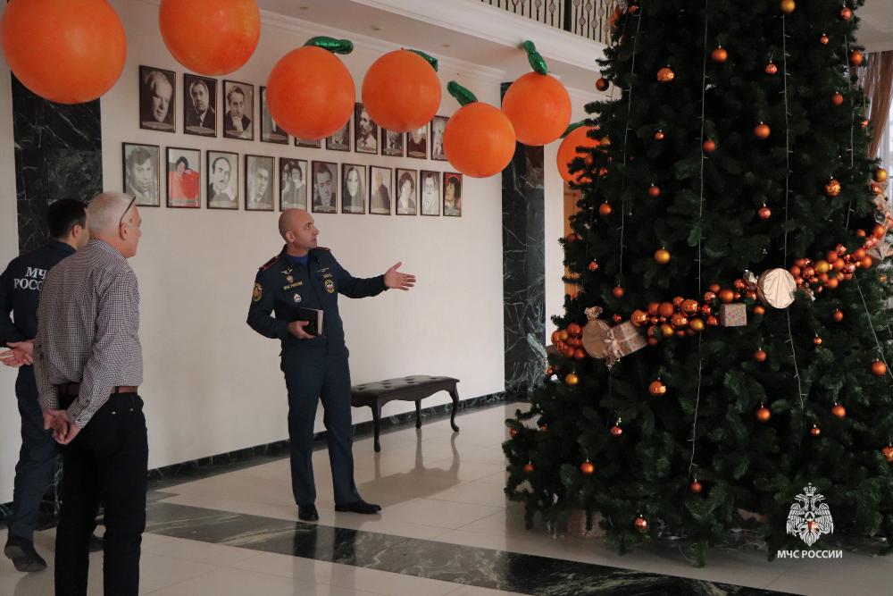 Спасатели КБР следят за пожарной безопасностью новогодних объектов ​ 