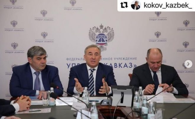 Вместе с Главой Карачаево-Черкесии Рашидом Темрезовым провели рабочую встречу с начальником Управления федеральных автомобильных дорог «Кавказ» Русланом Лечхаджиевым 