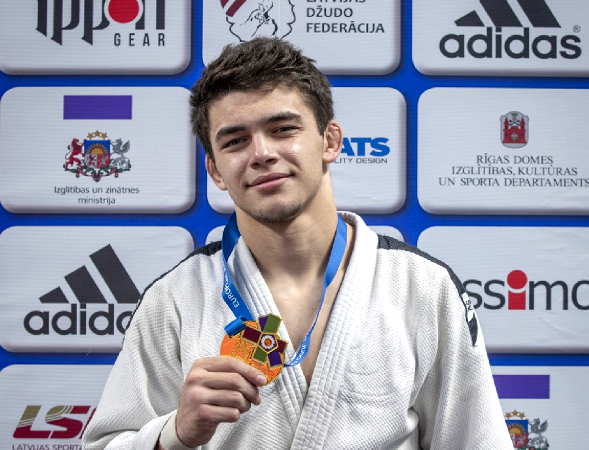 Ролан Кунижев завоевал золото юношеского первенства Европы по дзюдо в Риге
