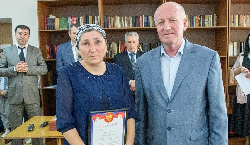 В честь профессионального праздника "Дня социального работника " в торжественной обстановке были награждены грамотами и благодарностями работники социальной сферы ГКУ КЦСОН Эльбрусский муниципальный район МТиСЗ и ГКУ ЦТЗСЗ Эльбрусского района .