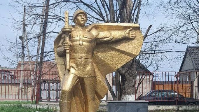 Памятники Баксана. Памятник «Неизвестному солдату» и воинам - защитникам Отечества. Братская могила.