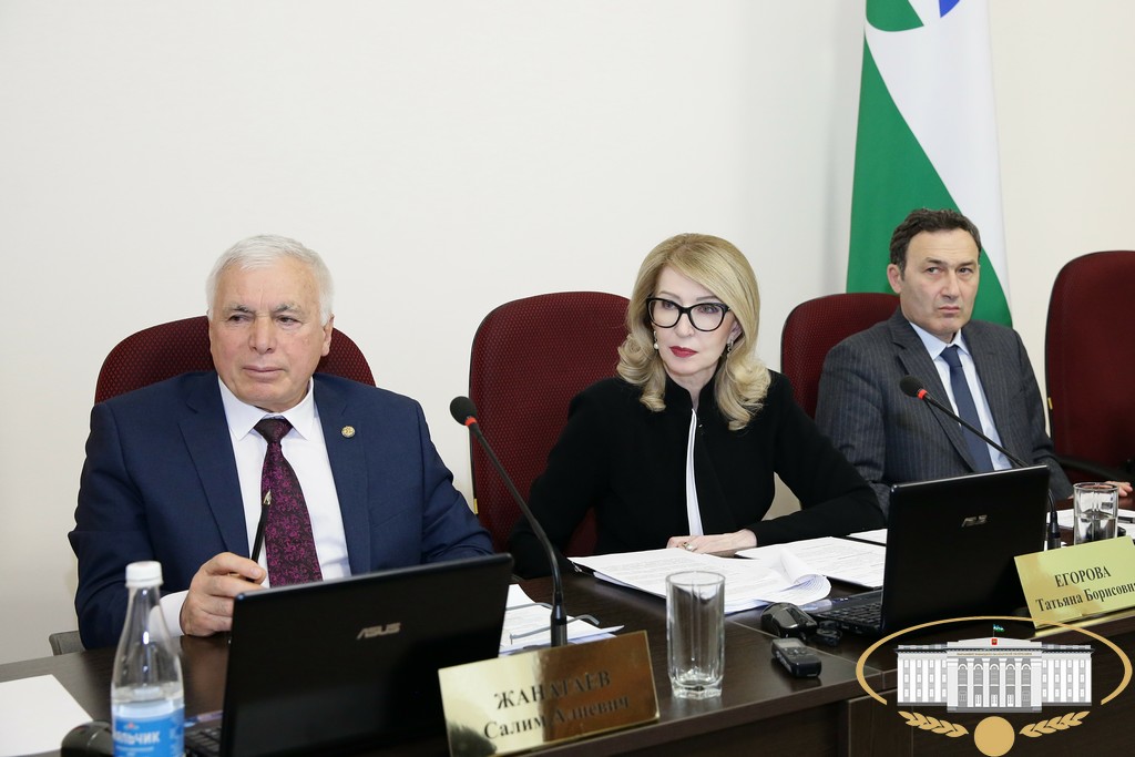 Депутаты обсудили состояние строительной отрасли в республике