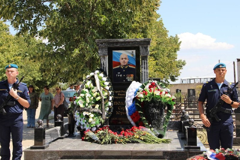 В Прохладном открыли памятник Герою России Сергею Полякову