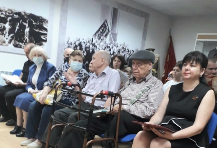 Идут читателей поколения по тропам его произведений