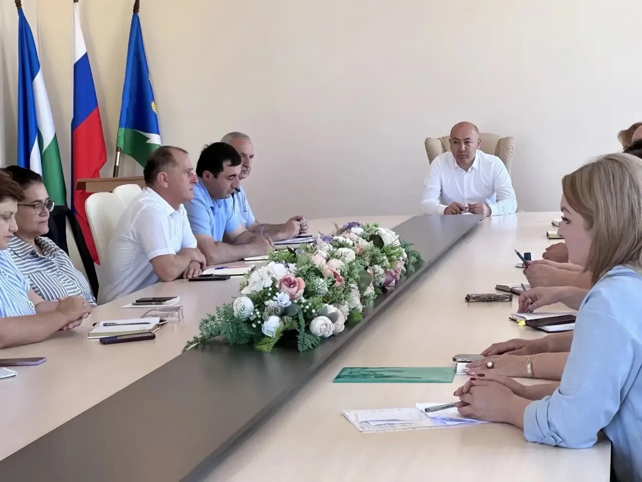 Сафарби Инжижоков провел совещание с руководителями школ района