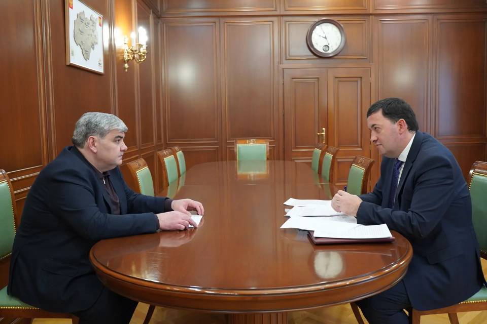 Казбек Коков провел рабочую встречу с руководителем службы по обеспечению деятельности мировых судей КБР Борисом Муртазовым