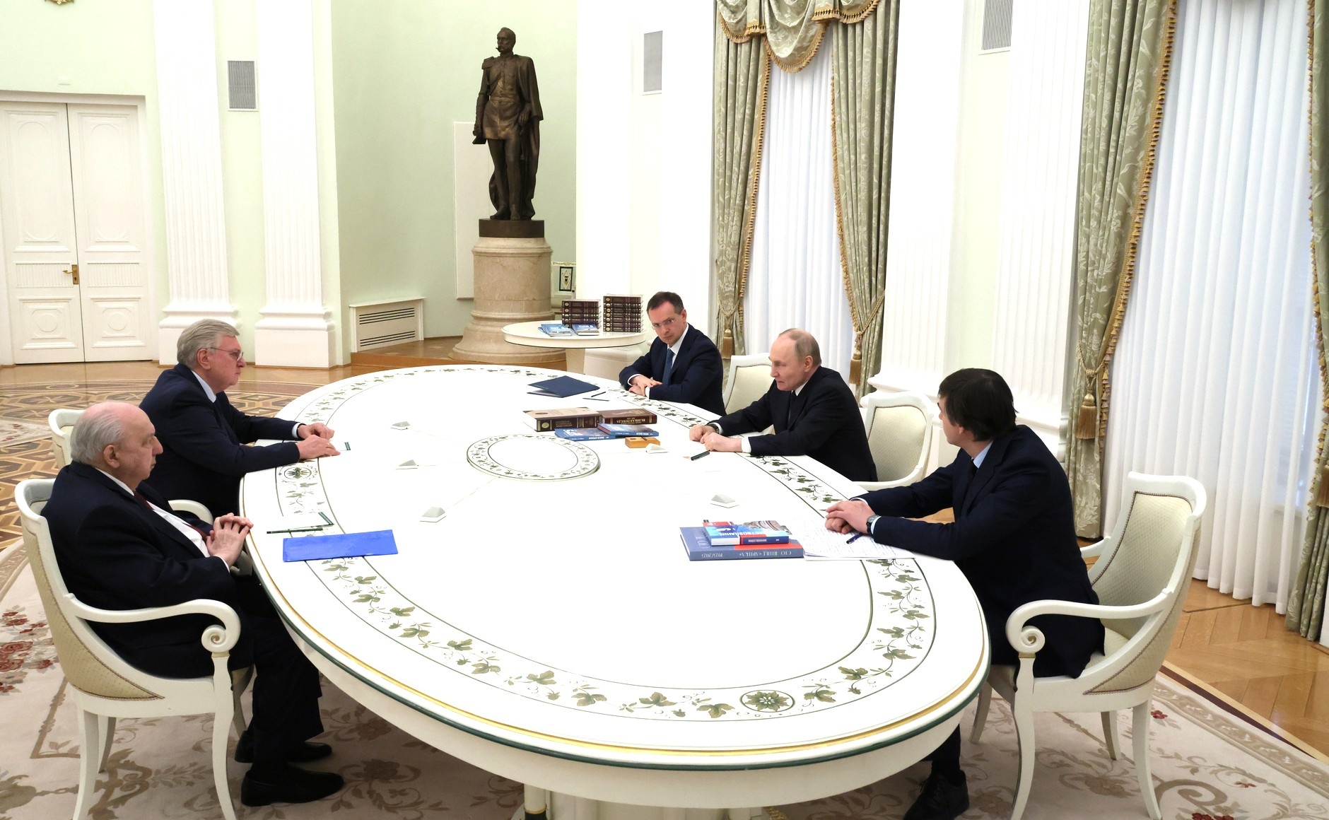 Владимир Путин встретился с редакторами учебников истории