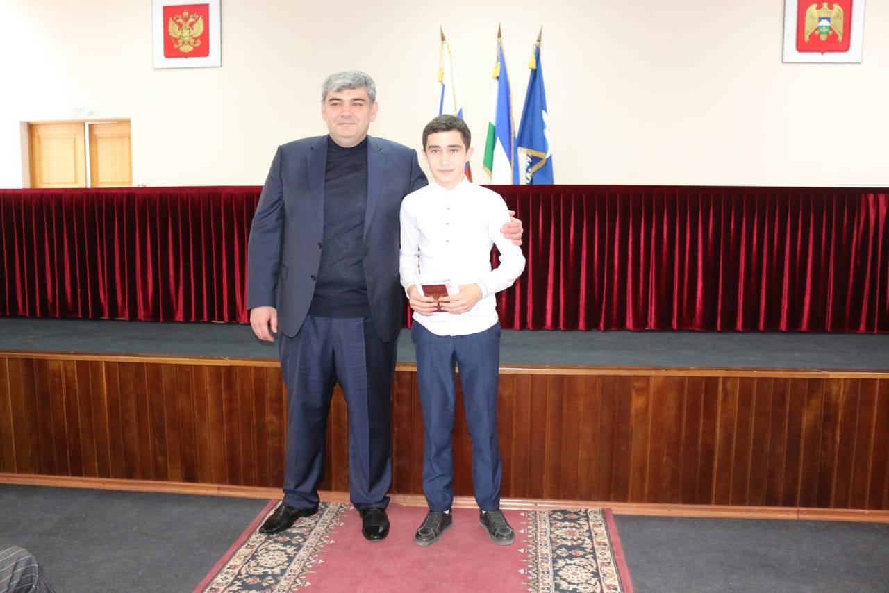Казбек Коков вручил паспорта гражданина Российской Федерации школьникам Баксана