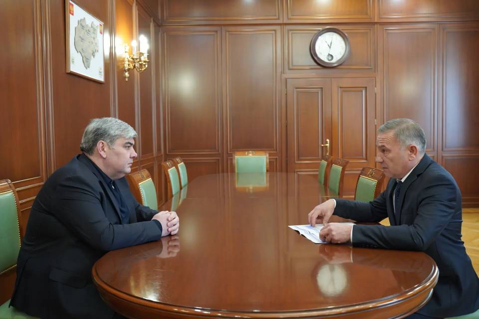 Казбек Коков провел рабочую встречу с и.о. министра строительства и ЖКХ КБР Андреем Журавлёвым