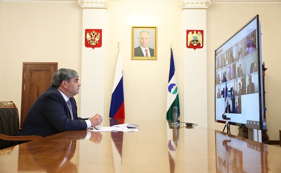 Глава КБР провел «муниципальный час» по готовности школ республики к новому учебному году
