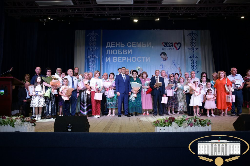 В Нальчике 70 супружеских пар наградили медалями «За любовь и верность»