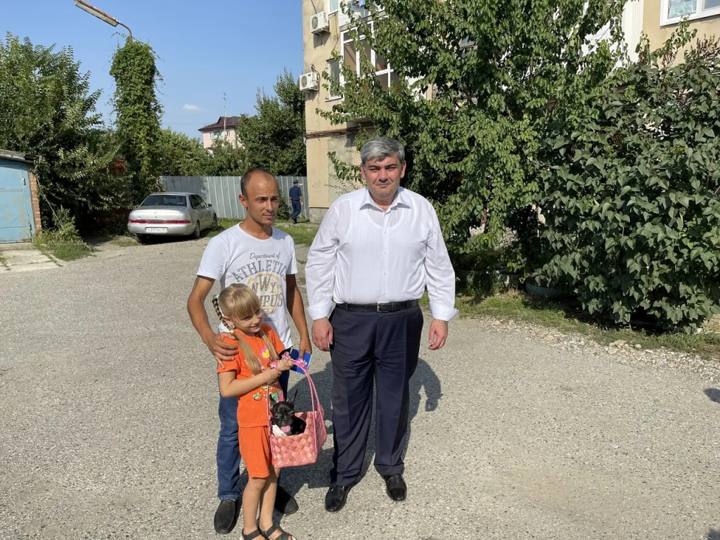 Глава республики Казбек Коков исполнил мечту девочки, подарив ей французского бульдога